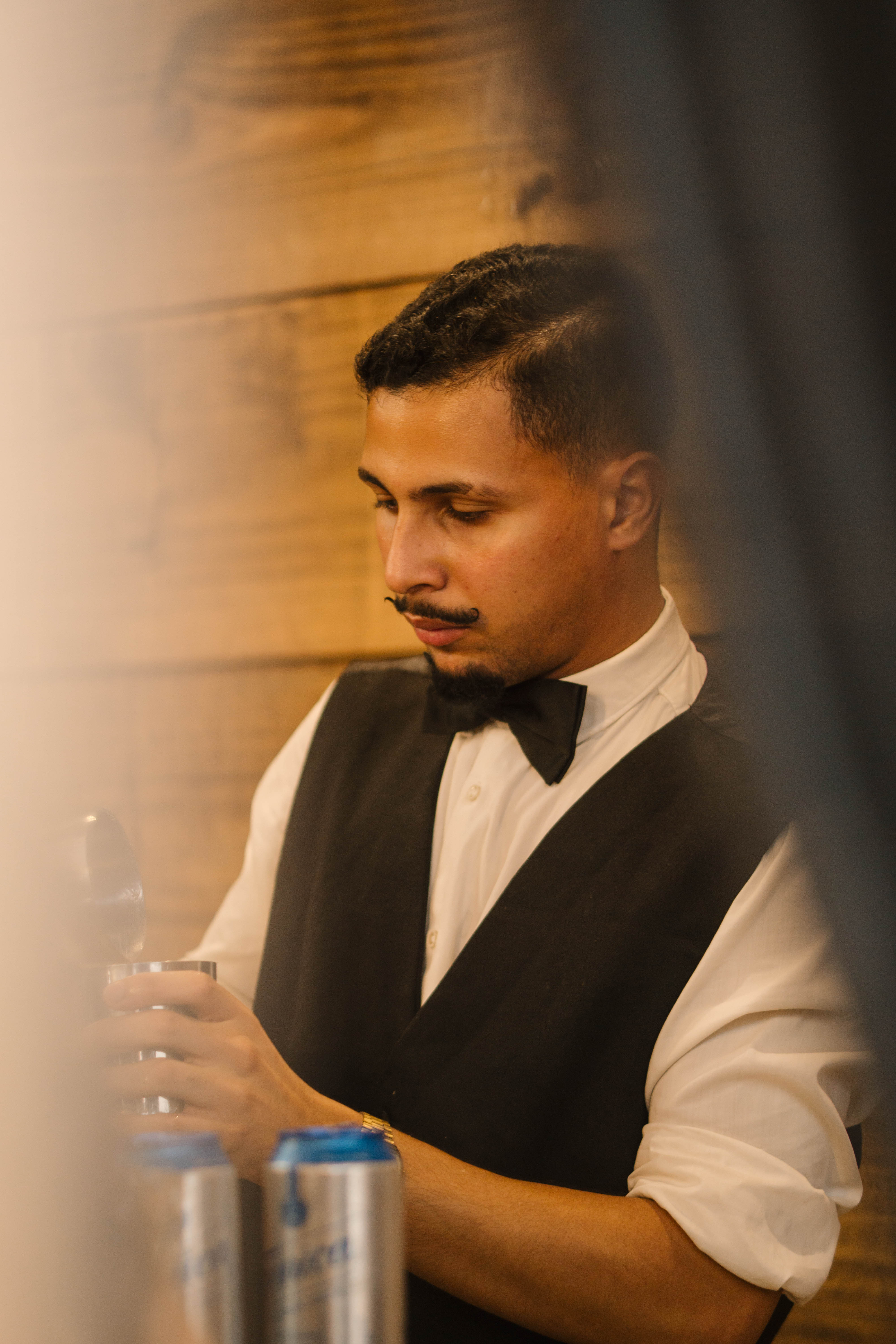 Bartender preparando drinks